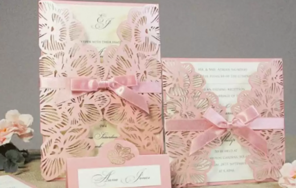 Feminin dengan aksen pita dan penuh bunga